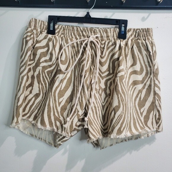 Denim animal print shorts with raw hem large Nwt - Picture 1 of 4